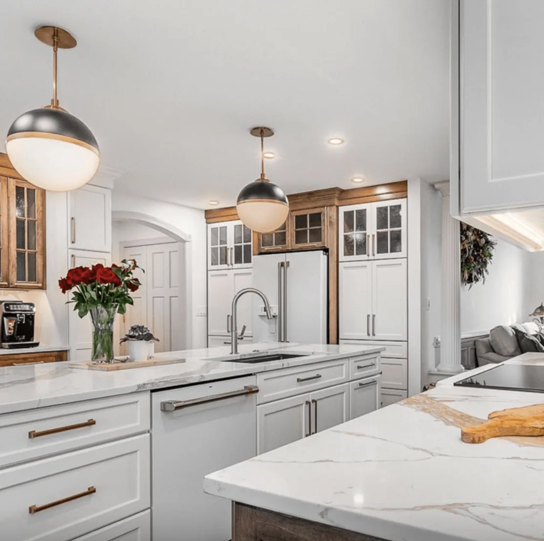 Calacatta Lavish quartz kitchen with pendant lighting